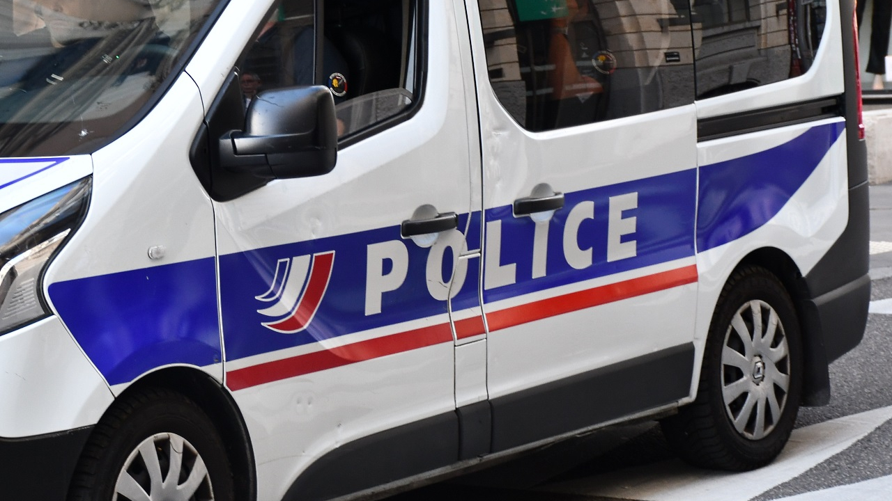 Un homme percuté puis embarqué de force dans une voiture près de Grenoble : la police le recherche activement Un homme percuté puis embarqué de force dans une voiture près de Grenoble : la police le recherche activement