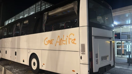 Grenoble : un car de militants RN attaqu&eacute; avant le d&eacute;part pour le congr&egrave;s d&rsquo;Orl&eacute;ans